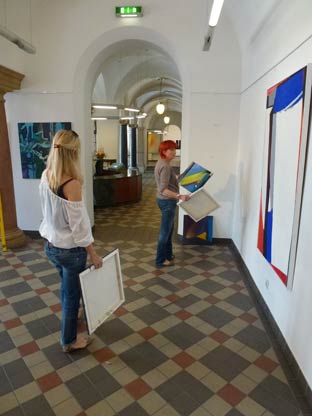 Vorbereitung der Ausstellung im Rathaus Wiesbaden 